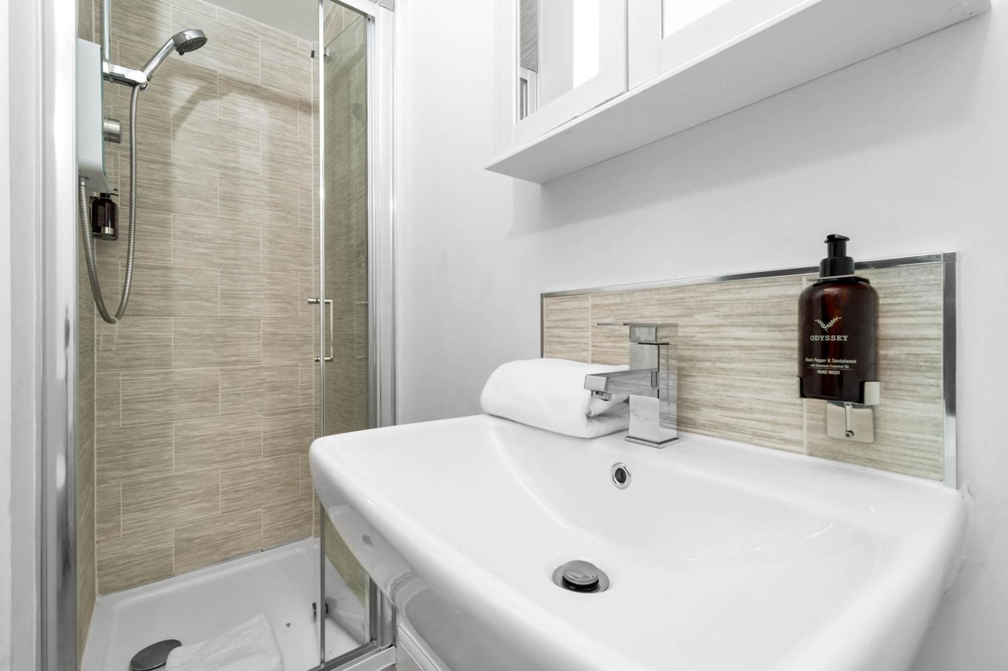 Lavish 3 Bedroom House With Ensuite And Parking By Azura Nights Birmingham Zewnętrze zdjęcie