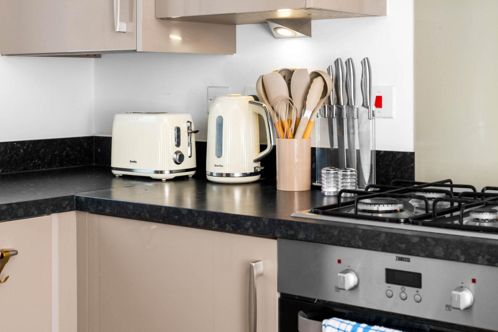Lavish 3 Bedroom House With Ensuite And Parking By Azura Nights Birmingham Zewnętrze zdjęcie